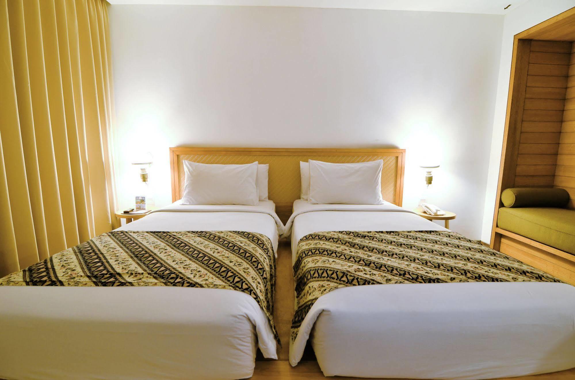 Gumilang Regency Hotel Бандунг Экстерьер фото