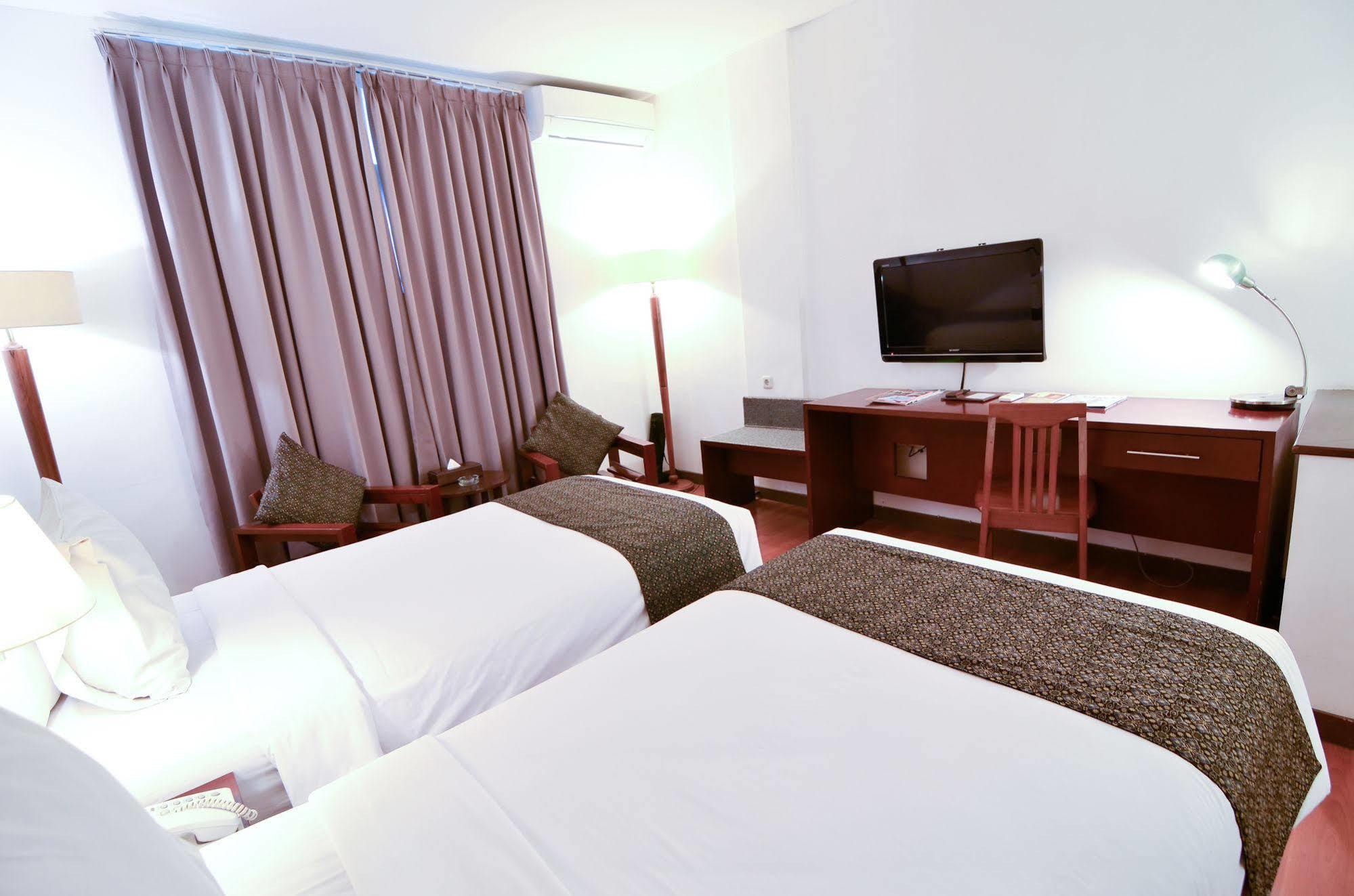 Gumilang Regency Hotel Бандунг Экстерьер фото